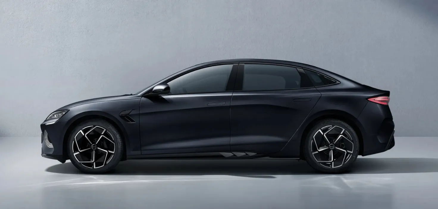 BYD Seal HCM màu đen ánh kim mang vẻ mạnh mẽ, lịch lãm, thể hiện đẳng cấp doanh nhân hiện đại. Bảng giá BYD Seal HCM cạnh tranh trong phân khúc sedan điện cao cấp, hướng đến trải nghiệm sang trọng và bền vững.
