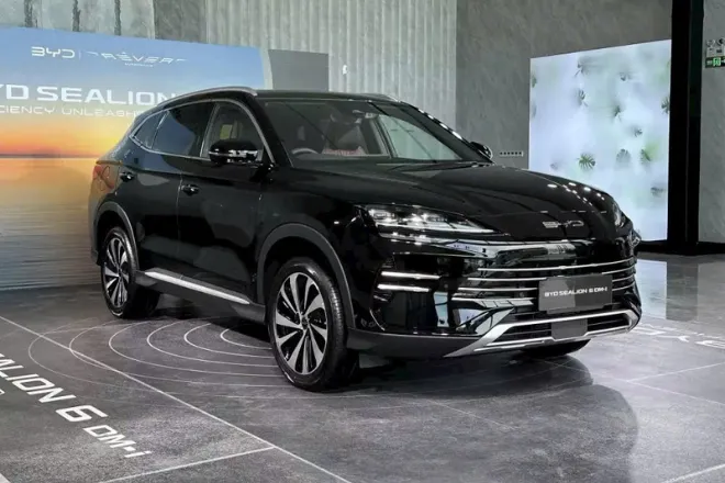 Mẫu BYD Sealion 6 tông màu đen huyền bí được trưng bày trong không gian hiện đại, thể hiện phong cách SUV thể thao cao cấp. Đây là một trong những hình ảnh nổi bật trong bộ sưu tập minh họa cho bảng giá BYD Sealion 6 HCM.