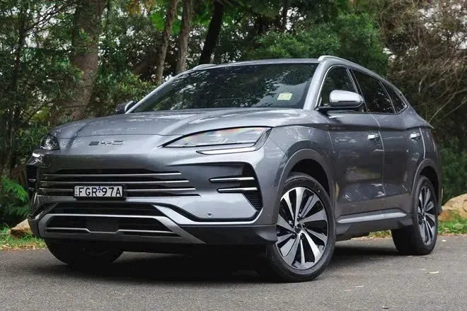 BYD Sealion 6 phiên bản màu xám lộ diện với thiết kế khí động học và phong thái khỏe khoắn, minh họa rõ nét phong cách trẻ trung của dòng xe BYD tại thị trường TP.HCM. (Bảng giá BYD Sealion 6 HCM cập nhật mới nhất giúp khách hàng dễ dàng lựa chọn phiên bản phù hợp.)