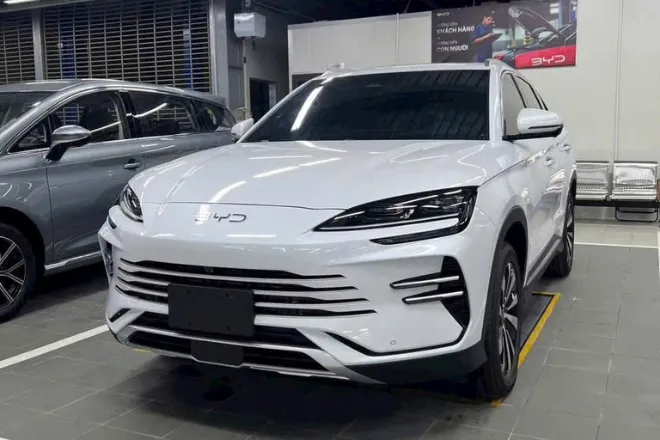 Mẫu BYD Sealion 6 màu trắng được trưng bày tại khu vực giới thiệu sản phẩm, nổi bật với cụm đèn LED ấn tượng và lưới tản nhiệt liền khối. Hình ảnh đại diện cho phân khúc SUV điện cao cấp trong bảng giá BYD Sealion 6 HCM.