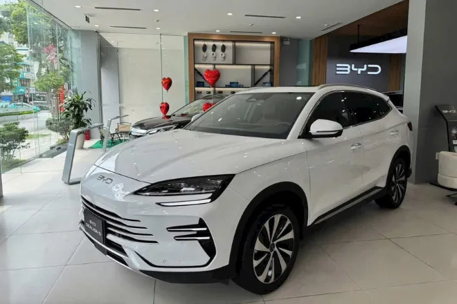 Hình ảnh thực tế tại showroom BYD HCM – BYD Sealion 6 màu trắng tinh tế, thiết kế hiện đại, không gian nội thất sang trọng, khẳng định đẳng cấp thương hiệu.