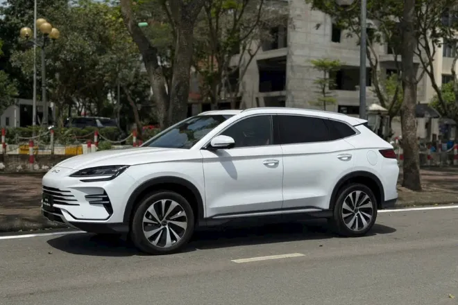 Góc chụp bên hông chiếc BYD Sealion 6 khi lăn bánh trên đường phố TP.HCM, thể hiện vẻ đẹp năng động và tinh tế của dòng xe SUV điện BYD. (Liên hệ để cập nhật bảng giá BYD Sealion 6 HCM chính xác nhất.)