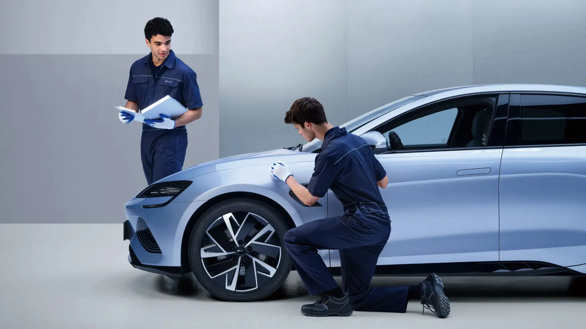 Quy trình kiểm tra và bảo dưỡng xe điện diễn ra nghiêm ngặt tại bảo hành BYD TPHCM, mang đến sự an tâm và trải nghiệm chuyên nghiệp cho khách hàng.