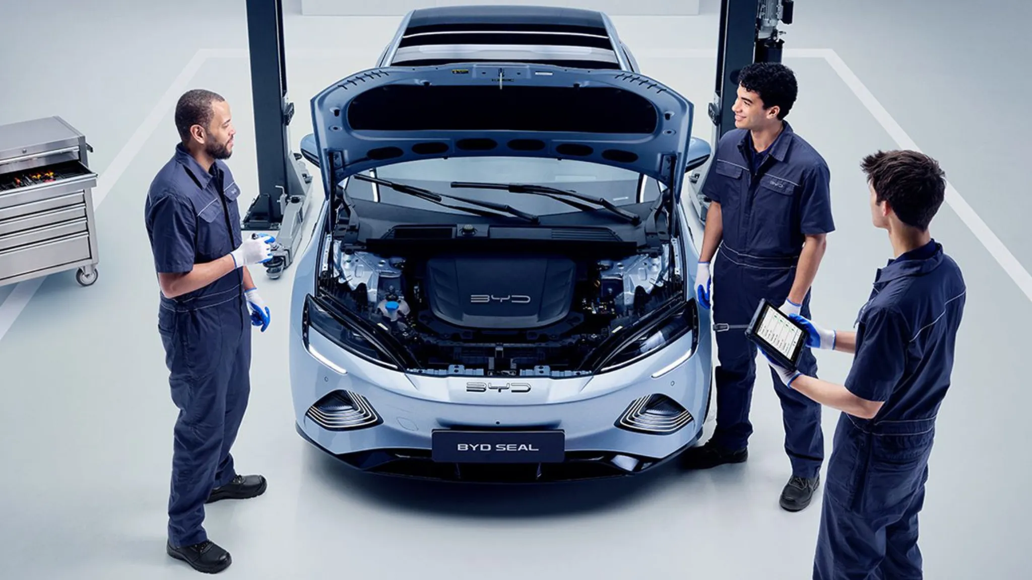 Đội ngũ kỹ thuật BYD TPHCM thảo luận quy trình bảo hành xe điện tại xưởng dịch vụ