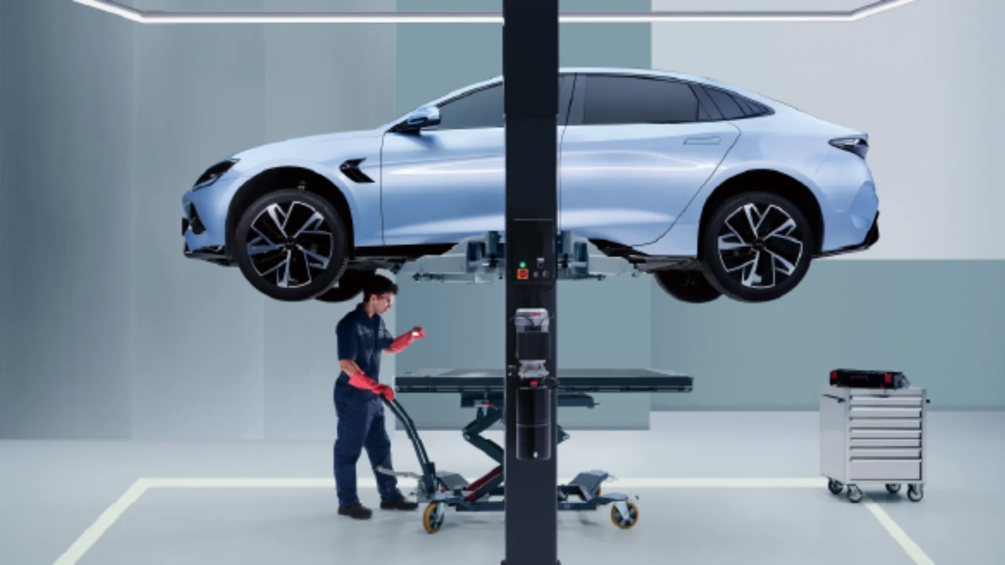 Xe điện BYD được nâng lên kiểm tra khung gầm tại trung tâm bảo hành BYD TPHCM