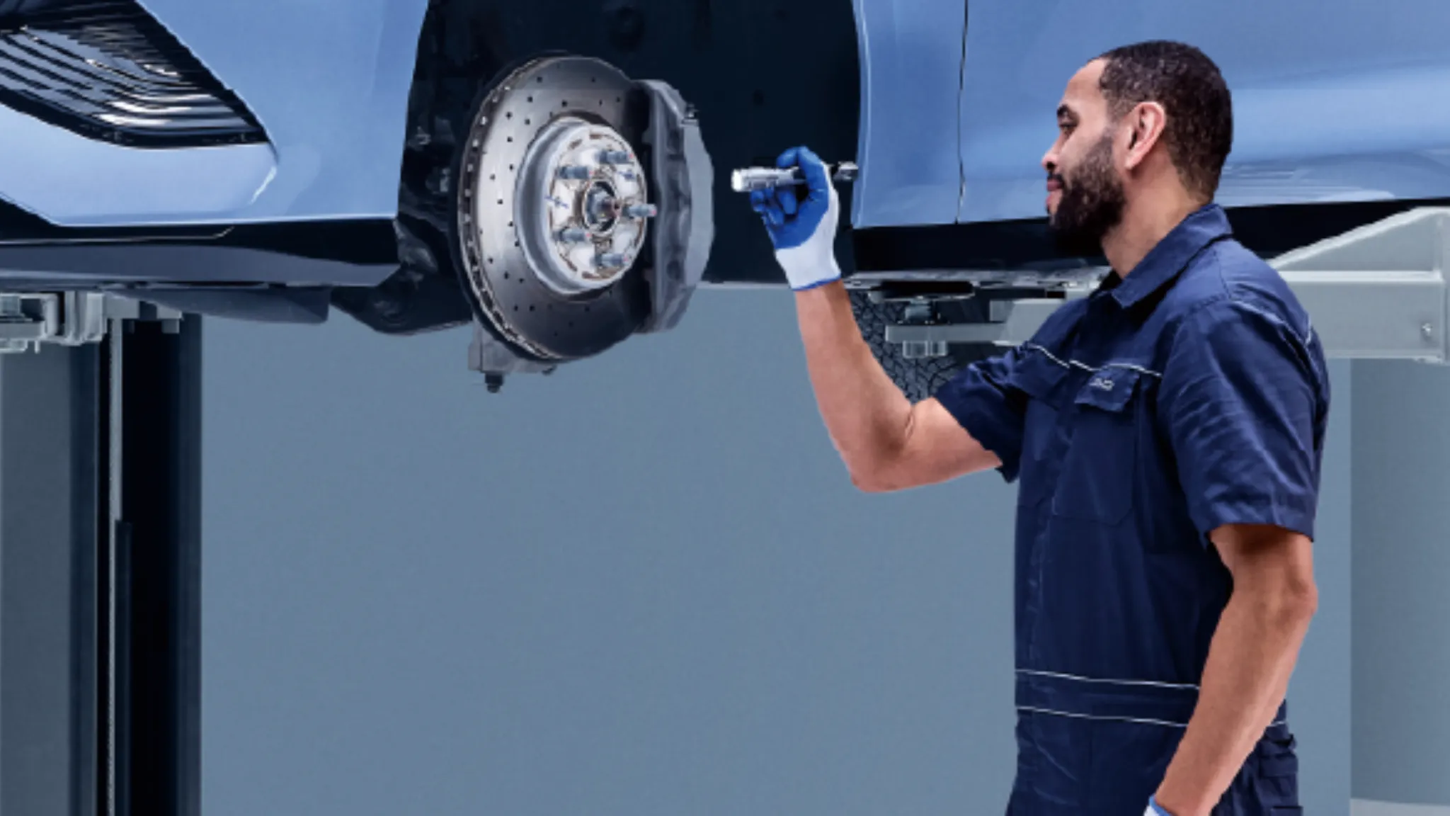 Kỹ thuật viên BYD TPHCM kiểm tra hệ thống phanh và bánh xe điện