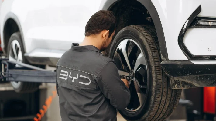 Kỹ thuật viên BYD tận tâm kiểm tra hệ thống bánh xe, đảm bảo an toàn và chất lượng vận hành tại trung tâm bảo hành BYD TPHCM chính hãng.