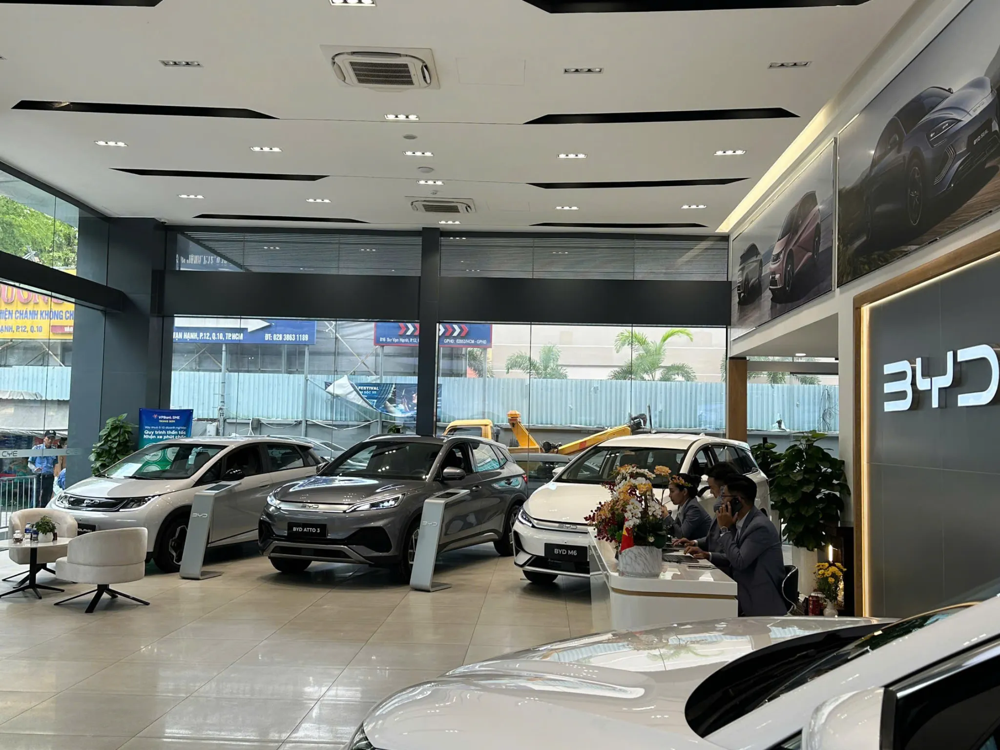 Không gian bên trong showroom BYD TP.HCM, khách hàng dễ dàng đăng ký lái thử ngay tại quầy tiếp tân