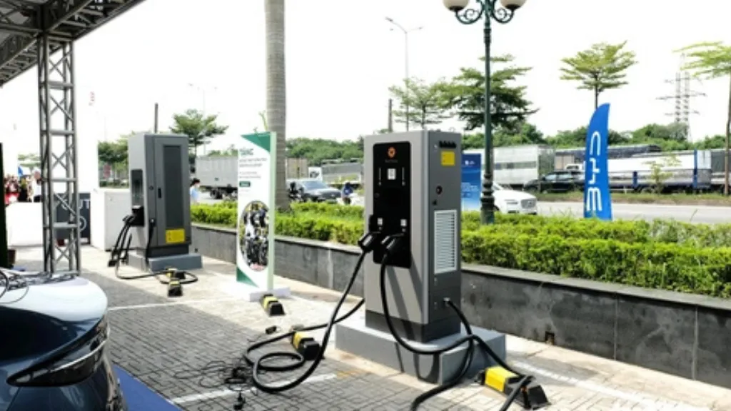 Trạm sạc BYD TPHCM lắp đặt ngoài trời, dễ dàng tiếp cận và sử dụng cho khách hàng sở hữu xe BYD tại thành phố.