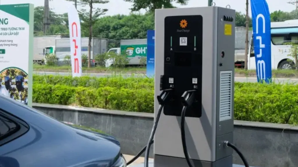 Hệ thống trạm sạc BYD TPHCM đạt chuẩn quốc tế, tương thích nhiều dòng xe điện, đảm bảo an toàn khi sạc.