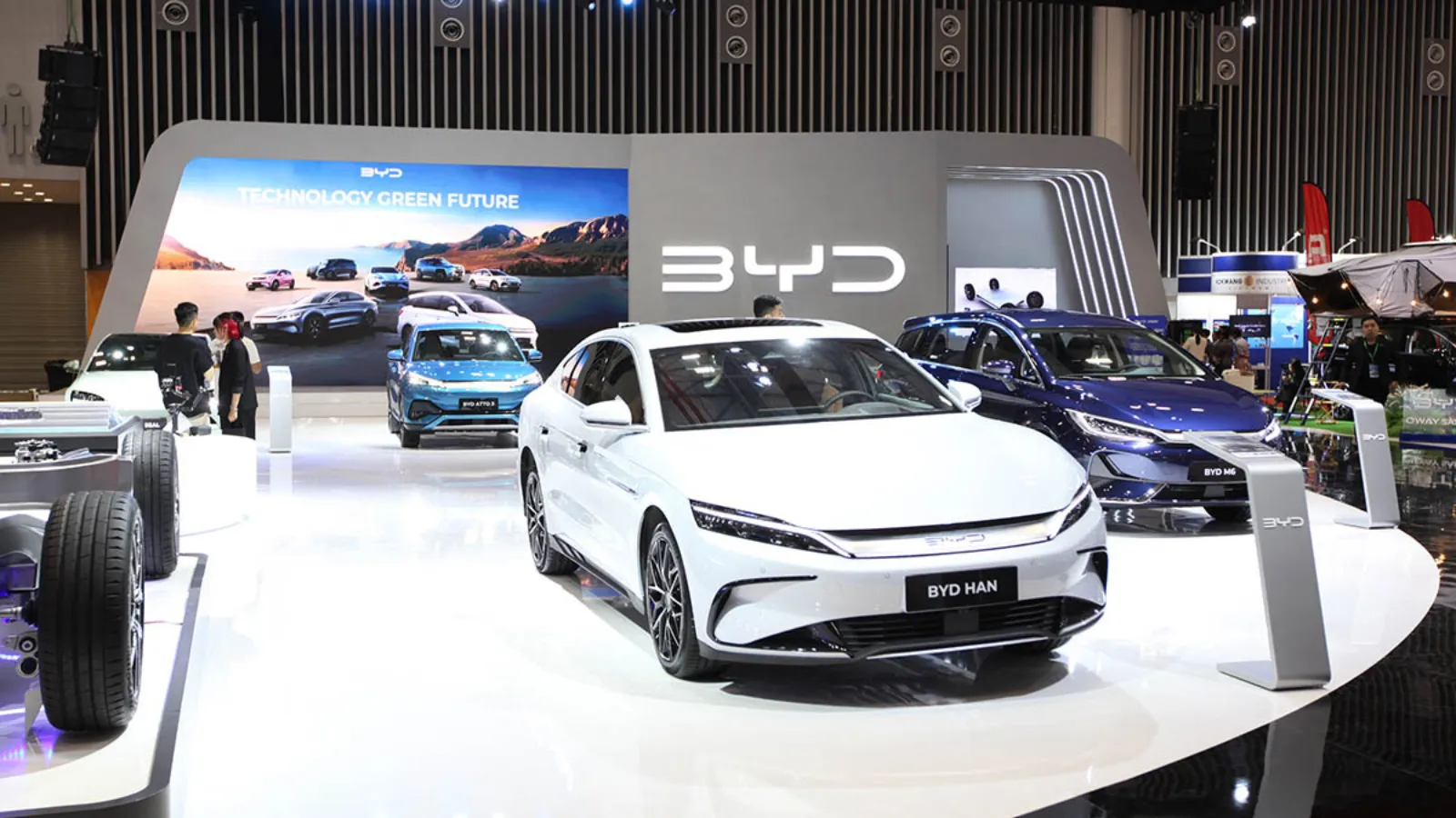 Triển lãm xe BYD giao ngay HCM thu hút đông đảo khách hàng đến tham quan và đặt mua trực tiếp.
