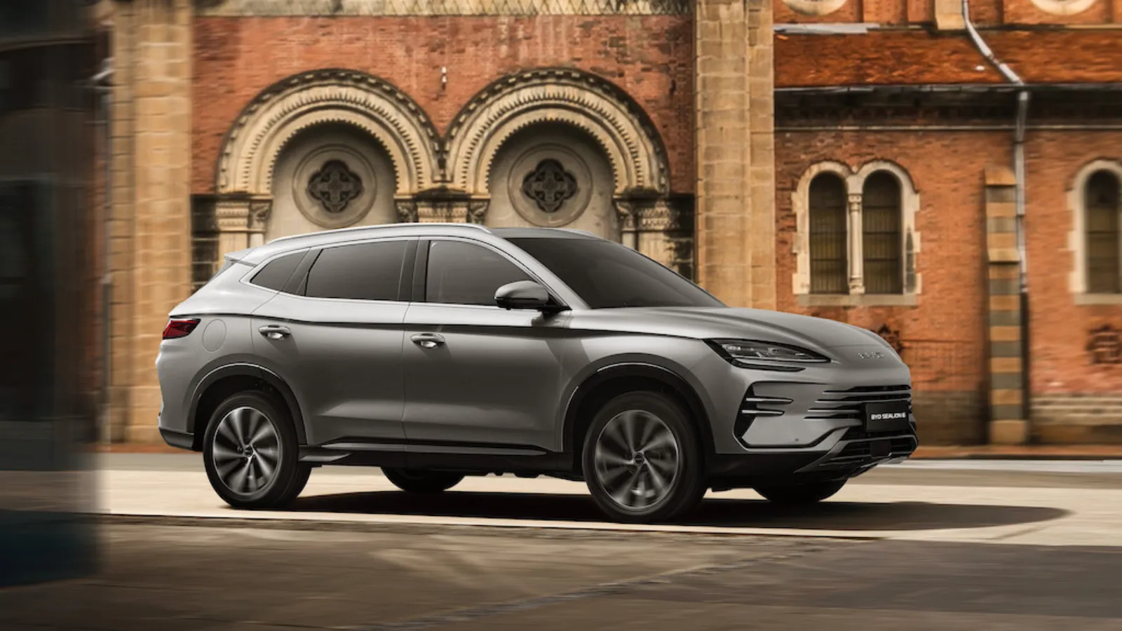 Xe BYD SEALION 6 giao ngay HCM trong buổi chạy thử thực tế, chứng minh khả năng vận hành mạnh mẽ và an toàn.
