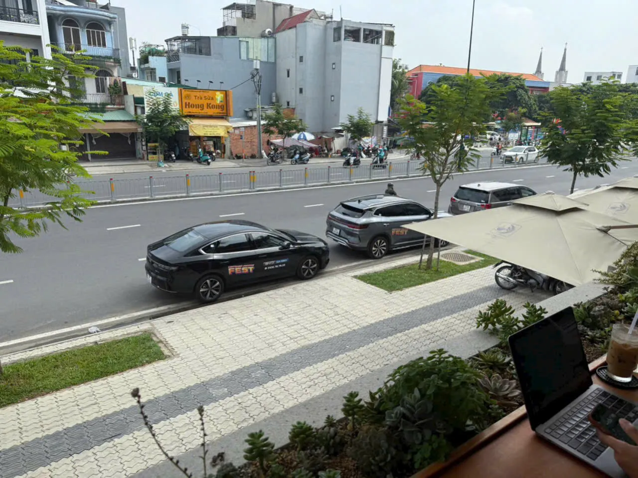 Dàn xe điện BYD xếp ngay ngắn tại khu vực lái thử BYD Quận 10, thu hút sự chú ý của nhiều người yêu xe nhờ thiết kế hiện đại và phong cách thể thao.