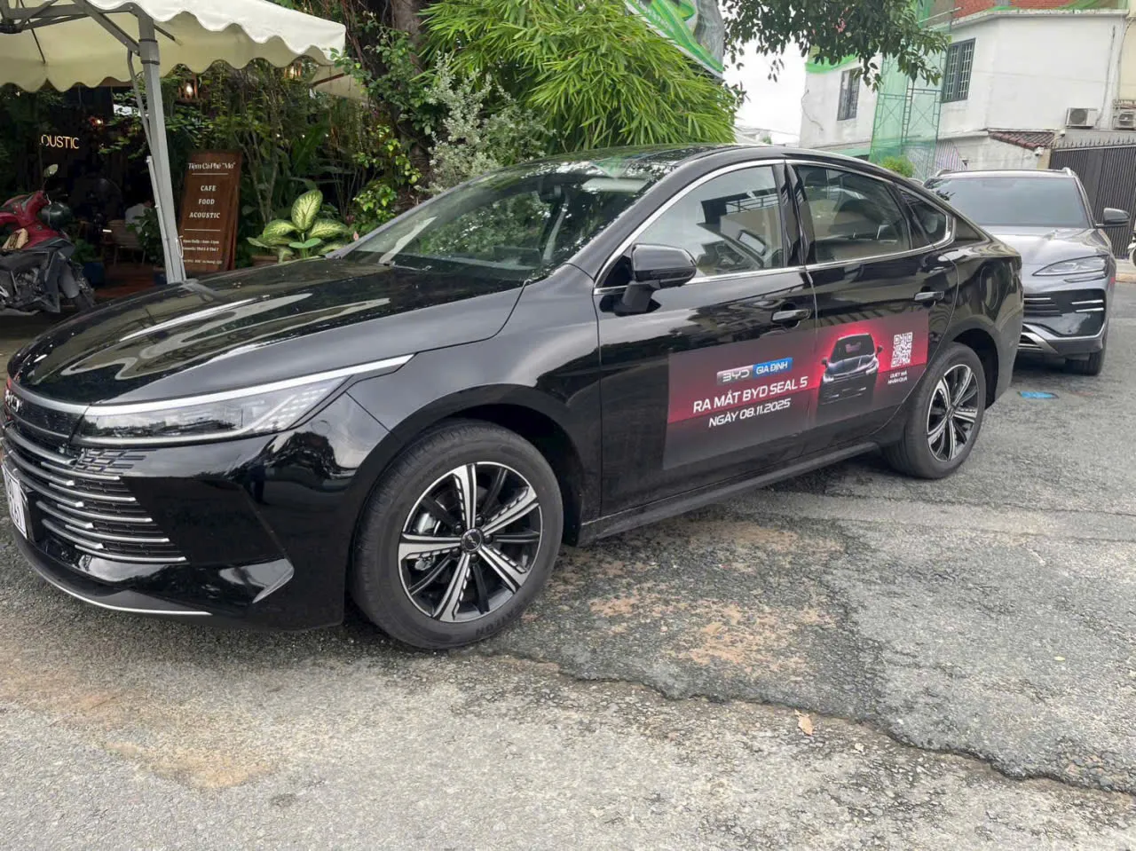 Góc cận cảnh mẫu xe BYD sang trọng trong buổi lái thử BYD Quận 10, nổi bật với thiết kế tinh tế và công nghệ điện tiên tiến.