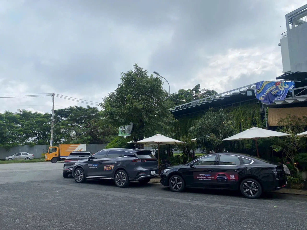 Hình ảnh khu vực lái thử BYD Quận 10 với nhiều xe trưng bày, tạo không gian chuyên nghiệp và thân thiện để khách hàng dễ dàng trải nghiệm thực tế.