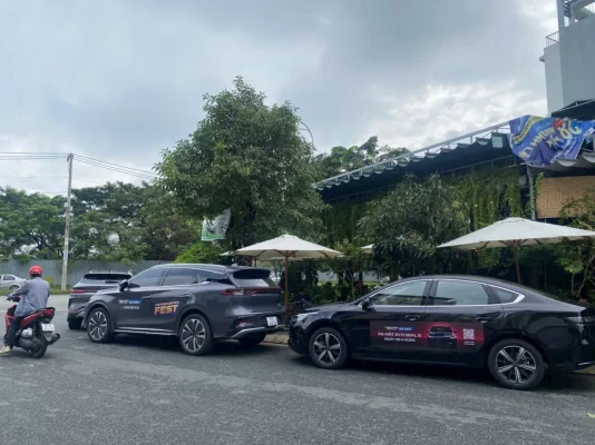 Không khí sôi động tại sự kiện lái thử BYD Quận 10, nơi khách hàng được trực tiếp trải nghiệm các dòng xe điện mới nhất trong không gian rộng rãi, thoáng đãng.