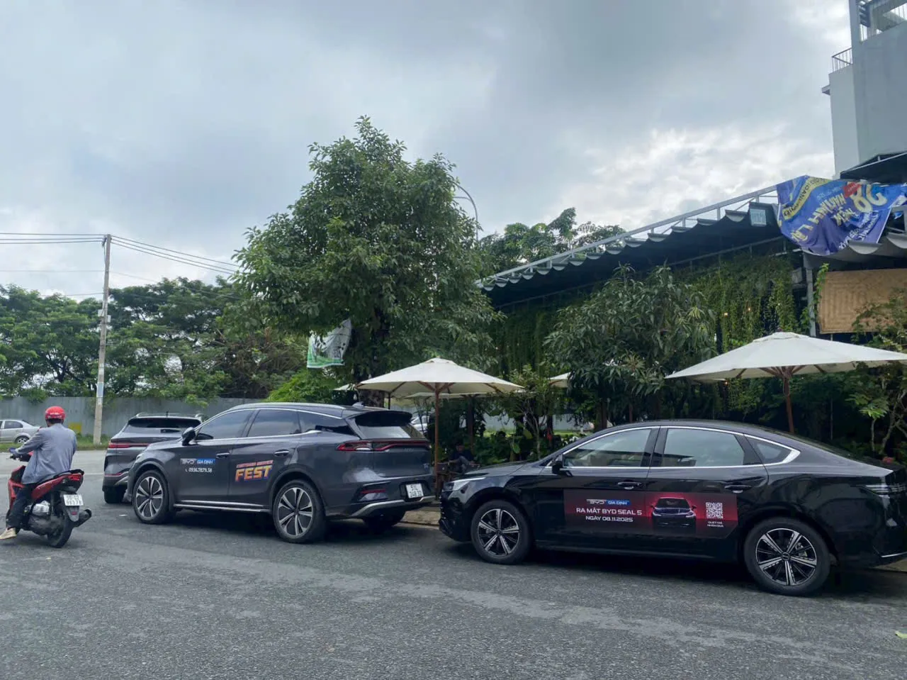 Không khí sôi động tại sự kiện lái thử BYD Quận 10, nơi khách hàng được trực tiếp trải nghiệm các dòng xe điện mới nhất trong không gian rộng rãi, thoáng đãng.